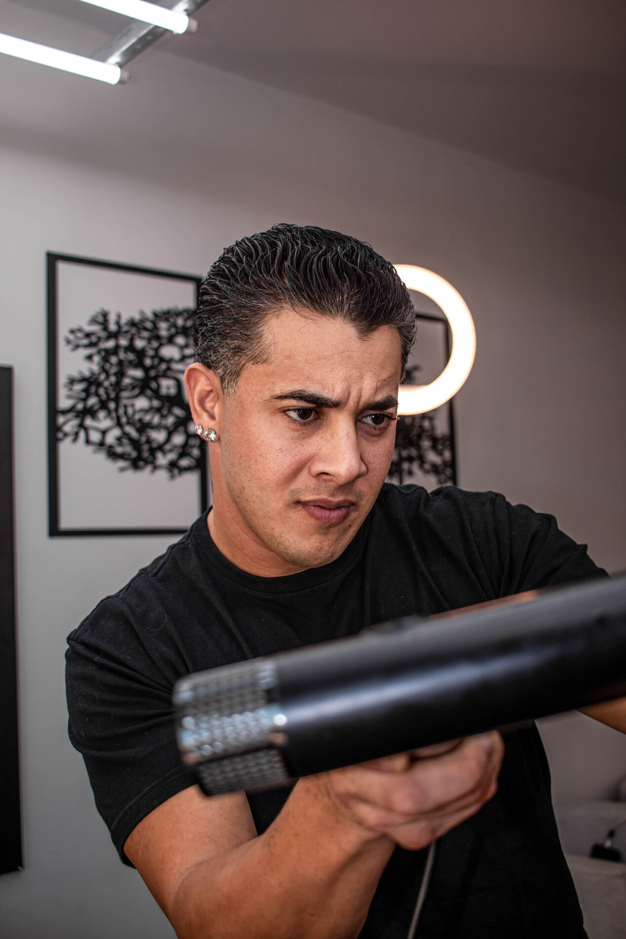 Sam Maniche trabalhando no corte